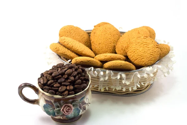 Café en grains dans une tasse et biscuits — Photo