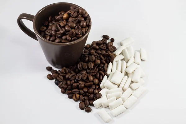 Mug of coffee and chewing gum — Stock Photo, Image