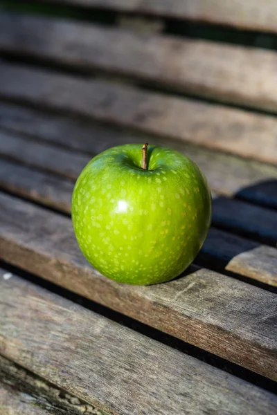 Apfel auf einer Bank — Stockfoto