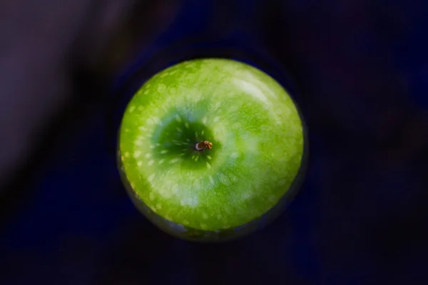 Jabłko w wodzie — Zdjęcie stockowe