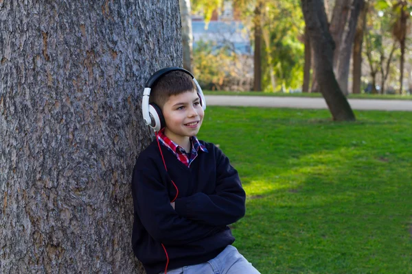 音楽を聴いてツリーの少年 — ストック写真