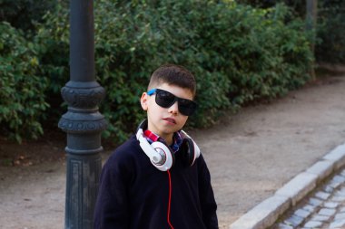 Gözlüklü ciddi çocuk