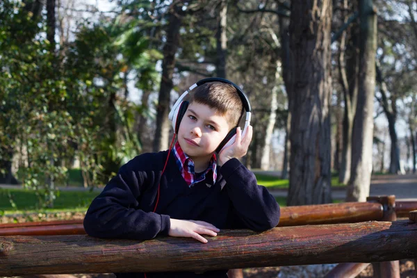 Niño reflexivo en auriculares — Foto de Stock