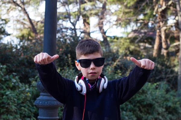 Ragazzo con gli occhiali mostra classe — Foto Stock