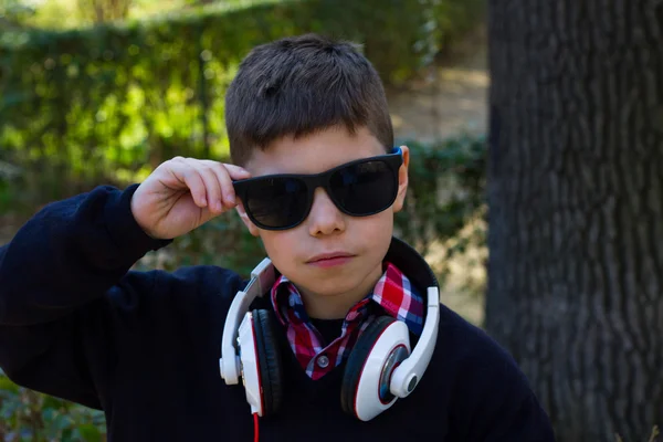 Módní chlapec s brýlemi — Stock fotografie