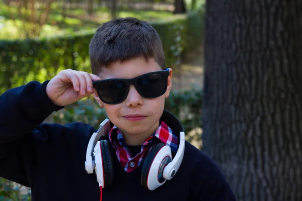 Ragazzo alla moda con gli occhiali — Foto Stock