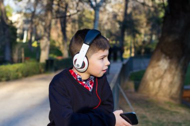 Parkta trendy çocuk