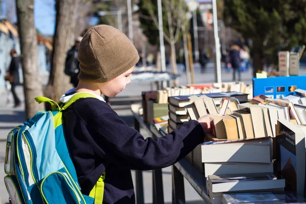 Garçon avec des livres — Photo