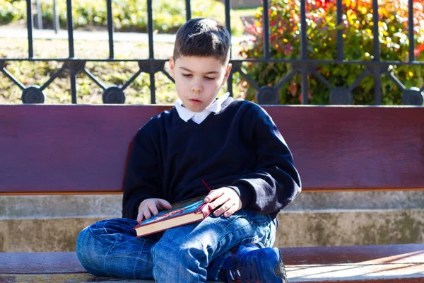 Pojken att tänka på läxor — Stockfoto