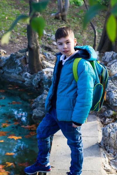 Niño en un parque en chaqueta azul — Foto de Stock