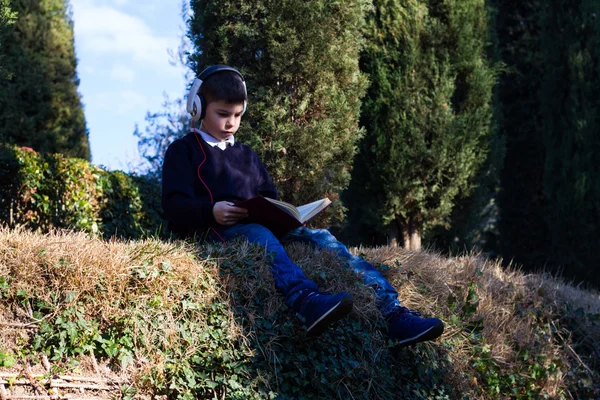 Ragazzo allegro che legge un libro — Foto Stock