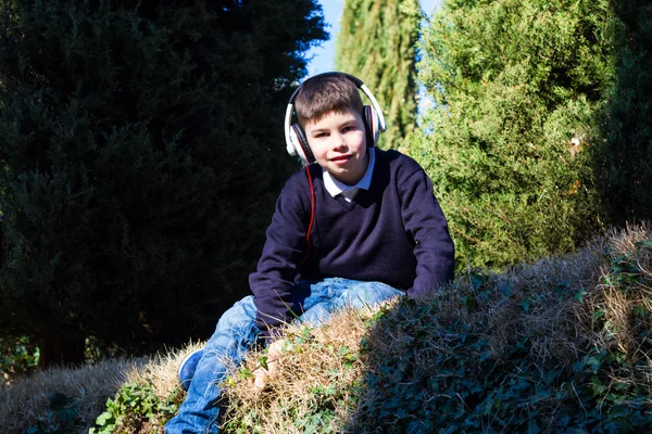 Pojken sitter i parken — Stockfoto