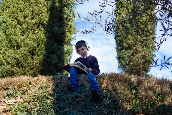 Çocuk kitap okuyor. — Stok fotoğraf