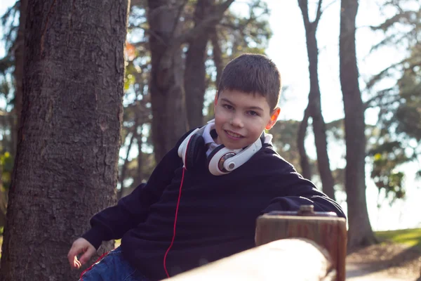 Fiú fejhallgató a parkban — Stock Fotó