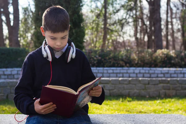 Jongen die een boek leest — Stockfoto