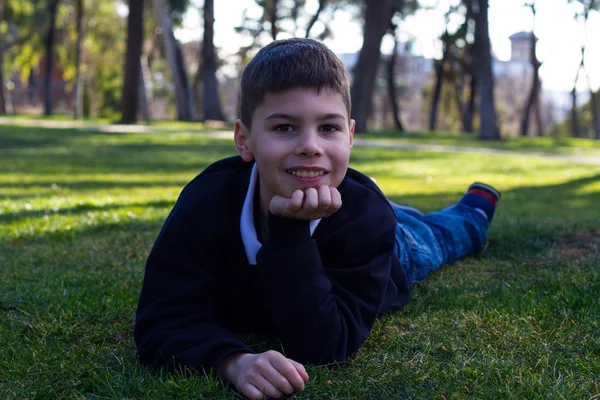 Chłopiec odpoczynku w parku — Zdjęcie stockowe