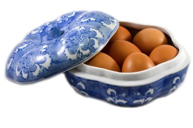 Mavi bir kase tavuk yumurtası