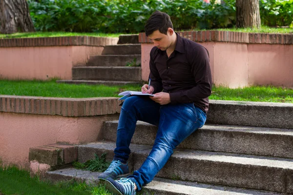 Der Typ im Park — Stockfoto