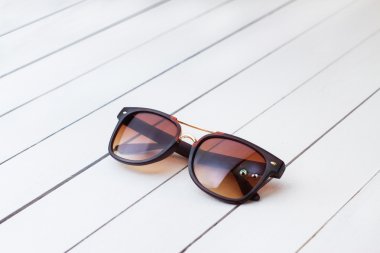 Beyaz bir arka plan üzerinde güzel gözlük