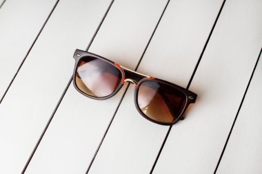 Beyaz bir arka plan üzerinde güzel gözlük