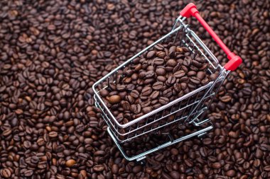 kahve çekirdekleri ile çelik arabası