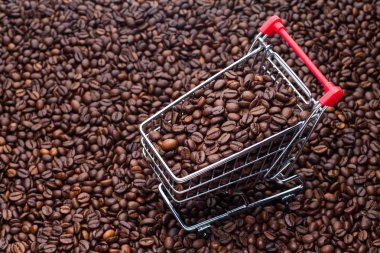 kahve çekirdekleri ile çelik arabası