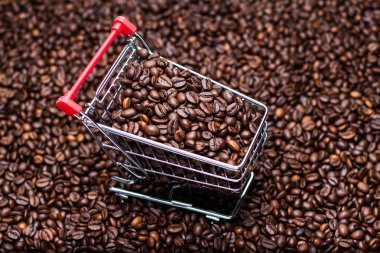 kahve çekirdekleri ile çelik arabası