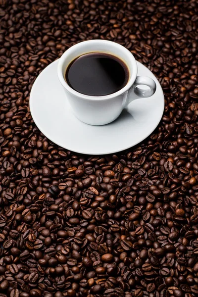 Кофейная кружка и кофейные зёрна — стоковое фото