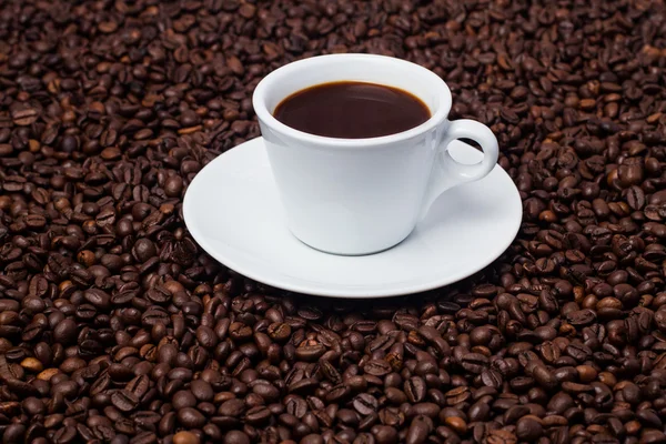 Кофейная кружка и кофейные зёрна — стоковое фото