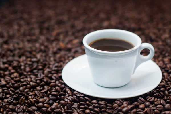 Coffee mug and coffee beans — Stock Photo, Image