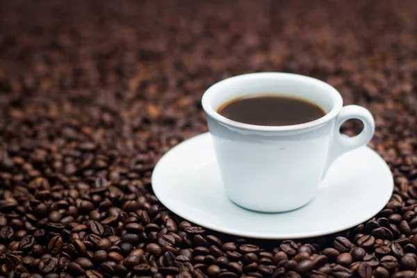 Coffee mug and coffee beans — Stock Photo, Image