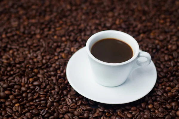 Coffee mug and coffee beans — Stock Photo, Image