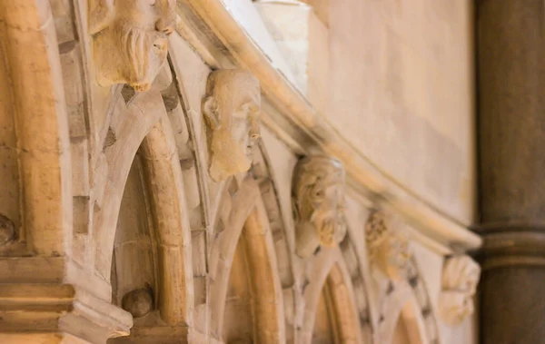 Bir sürü tuhaf girişi ve insanların yüzleri olan antik taş bir duvar. İngiltere 'deki Tapınak Kilisesi' nin içinde, ortaçağ dönemine ait pek çok kapısı olan eski binanın daire mimarisi..