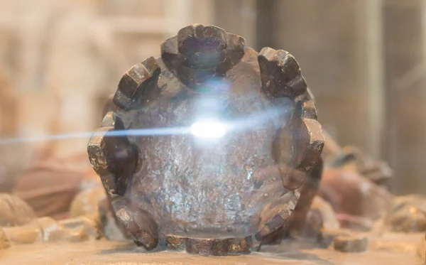 Eski Ortaçağ 'ın merhum kralı, tarih yolculuğunun gizemli bir ışık girişi gibidir. Gücün, zenginliğin, olasılıkların, zamanın, tarihin büyük sembolü. Garip parlak ışık geliyor