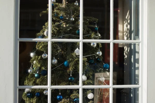 Geleneksel güzel Noel ağacı evin içinde. Pencereden bak. Mary Noel & Mutlu Yıllar Evde.
