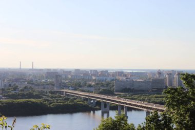 Nehrin karşısındaki Nizhny Novgorod 'un manzarası