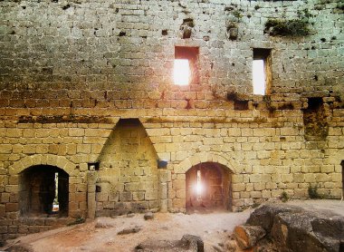 Pencere ve boşluklarla kale Harabeleri