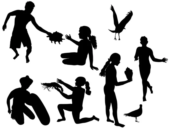 çocuklar kumsalda oynarken Silhouettes