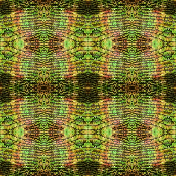 Абстрактный бесшовный волнистый рисунок стилизованной кожи рептилий с коричневыми, зелеными, оранжевыми и золотыми весами — стоковое фото