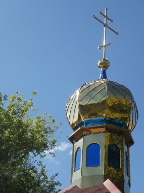 Gökyüzünde haçı olan altın kubbe