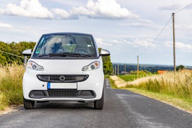 Düellocular, Almanya - 06 28 2020: Bir taşra yolunda akıllı 451 ED elektrikli araba, üçüncü nesil akıllı ve çevre dostu