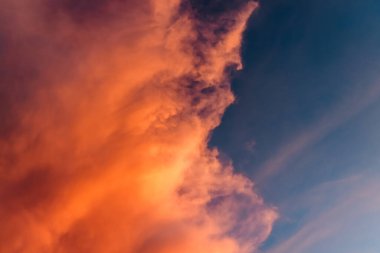 Gün batımında, fırtınadan hemen önce, akarsular ve bulutlarla birlikte, beyaz ve sarı fırtına. Yağmurdan önce fırtınalı turuncu bulutlarla karanlık dramatik gökyüzü