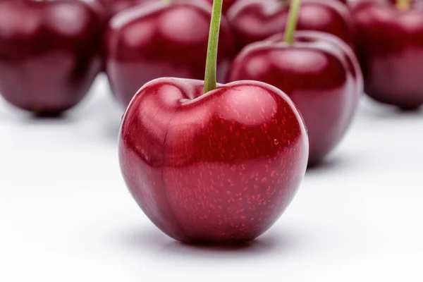 Saftige Kirsche Fokus Andere Dunkelrote Kirschen Hintergrund Weiche Reflexe Grüne — Stockfoto