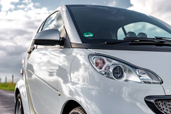 Duelmen, Almanya - 06 28 2020: Smart 451 ED elektrikli arabasının bir kır yolu üzerindeki üçüncü nesil ve çevre dostu görüntüsü