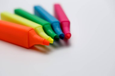 Mavi, kırmızı, sarı, neon, pembe ve yeşil renkli fosforlu fosforlu kalemler kalem uçlarına bakarak, kalem uçlarına bakarak, kağıt üzerinde yaratıcı fikirler elde etmek için çok uygundur..