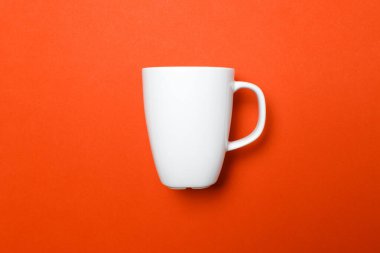 Üniformalı kırmızı turuncu arka planı yumuşak gölgeli büyük bir kahve fincanının basit yan görüntüsü, toplantılar için yaratıcı bir arka plan ya da sanal arka plan olarak kullanın