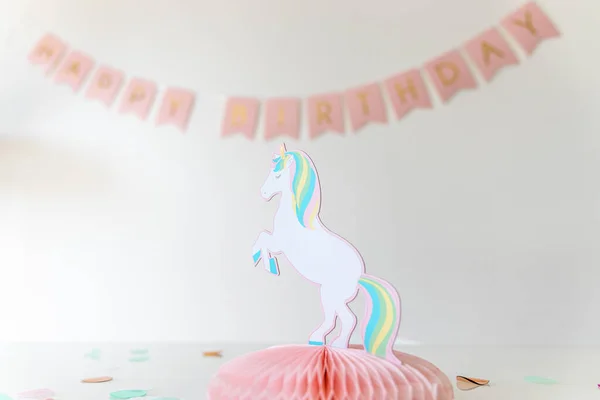 Meninas Decoração Aniversário Mostrando Unicórnio Papel Foco Uma Grinalda Feliz — Fotografia de Stock