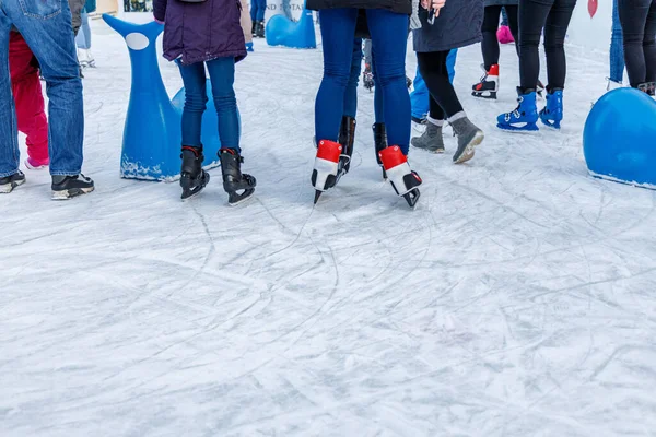 Jugendliche Und Kinder Auf Einer Öffentlichen Eisbahn Die Auf Die — Stockfoto