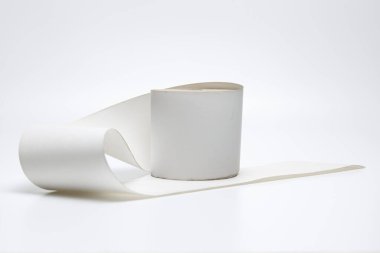 Beyaz izole edilmiş arka plan, boş termo kağıt, baskı tarifi için, açılmamış bir kasanın yan görüntüsü..