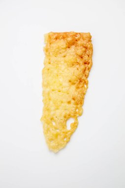 Beyaz arka planda tek bir izole peynir krakeri, ev yapımı yemek, bileşim için kullanım, gevrek kahverengi benekli altın peynir rengi.